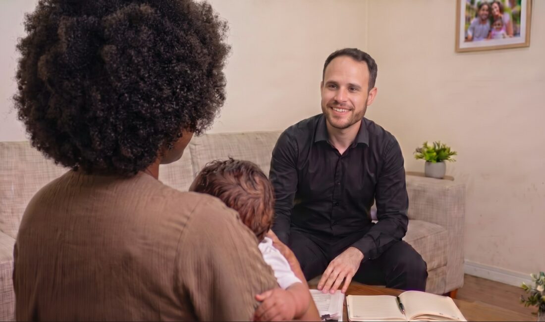 O advogado Artur atendendo na casa de uma cliente.