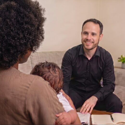 O advogado Artur atendendo na casa de uma cliente.