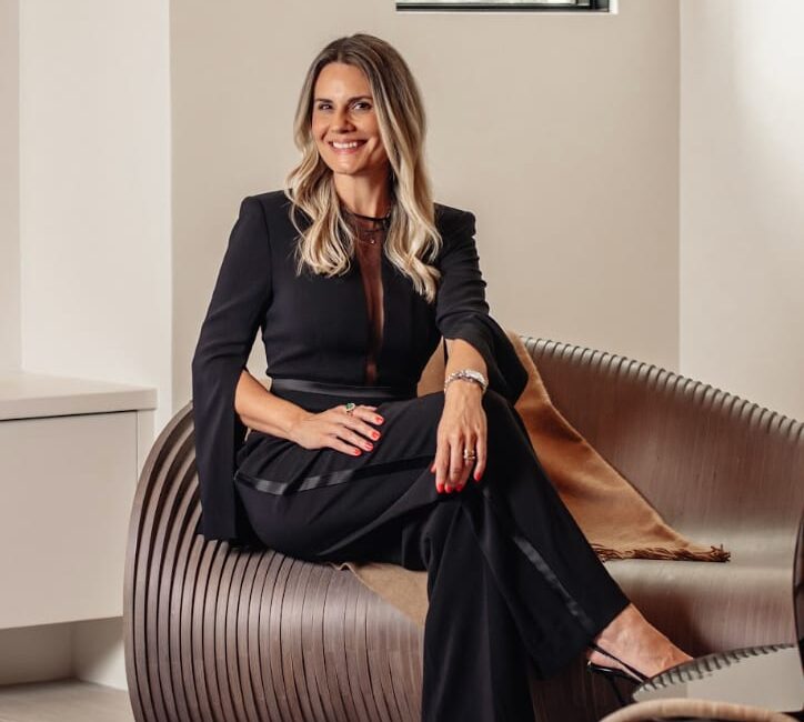 Andria Tagliari consolida sua atuação no design de luxo com projetos que unem rigor técnico, estética refinada e elevação do valor percebido dos imóveis