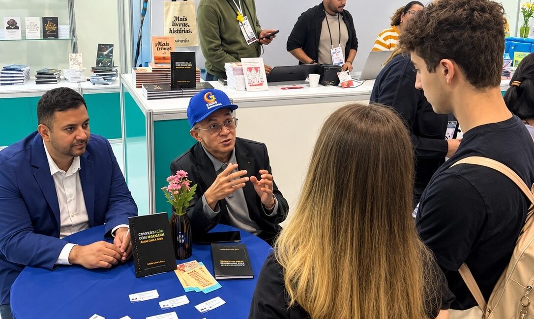 Professor Bibiano Costa de boné azul durante autógrafos na Bienal.