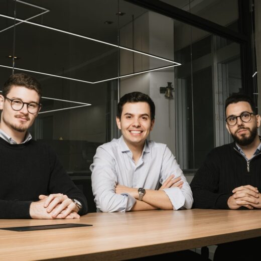 Henrique Harff (à esq.), Vinicius Tondin e João Victor Lins, da Ousen, hub de soluções comerciais para escritórios de advocacia.