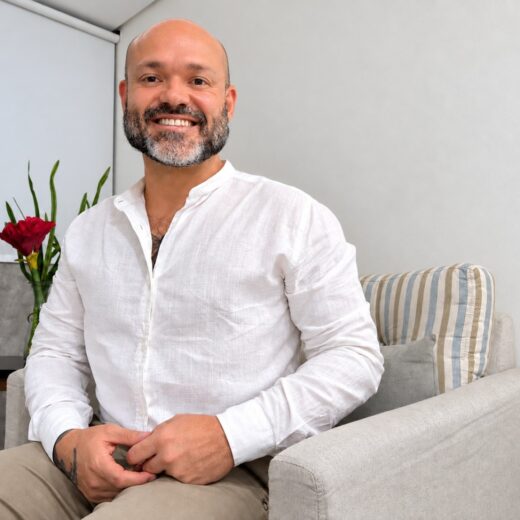 Psicólogo Rodrigo Toledo em atendimento clínico em São Paulo.