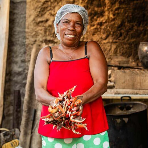 Mulher com caranguejos no litoral sul da Bahia