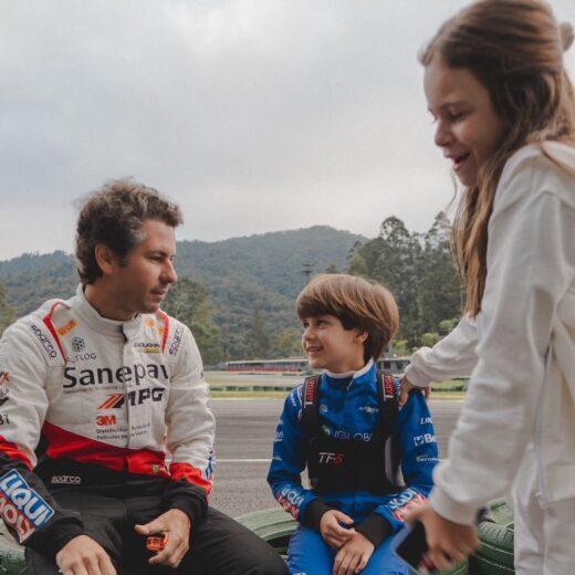 Daniel Lancaster acompanha a estreia do filho João no kart.