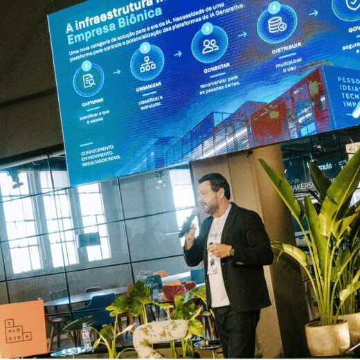 Alexandre Azevedo, CEO da White Cube, apresentando a palestra sobre "A Virada Biônica" na Semana Caldeira 2026