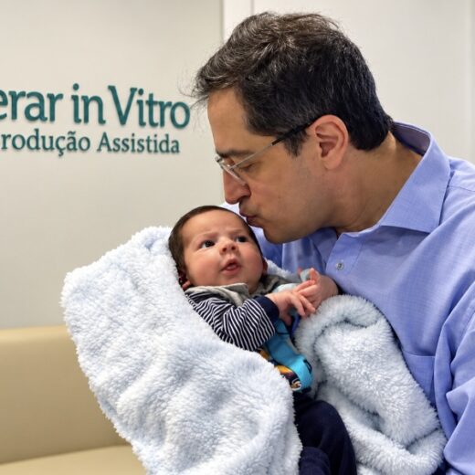 Emílio: Mãe homenageia médico e dá seu nome ao filho após tratamento de fertilidade.