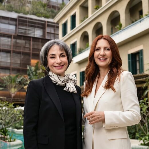 À esquerda Claudia Matarazzo, e à direita Eliane Ribeiro (anfitriã do evento)